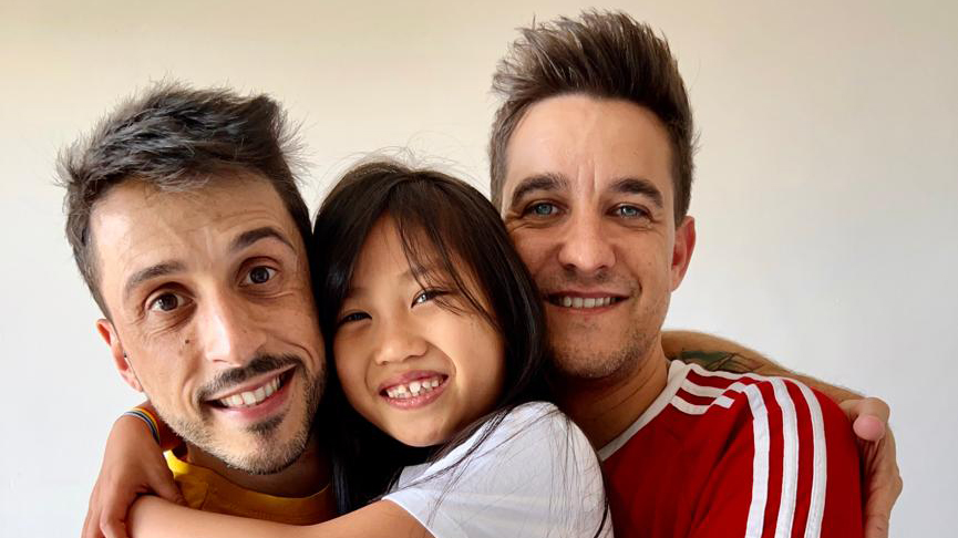 Nora junto a sus padres, Gustavo Martín y David Gallego.