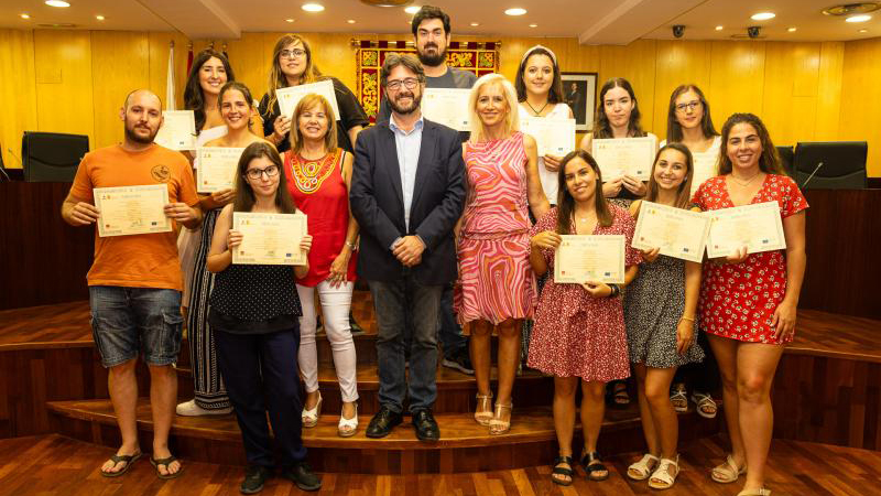 El alcalde y la concejala de Familia, junto a los 12 participantes del programa de activación.