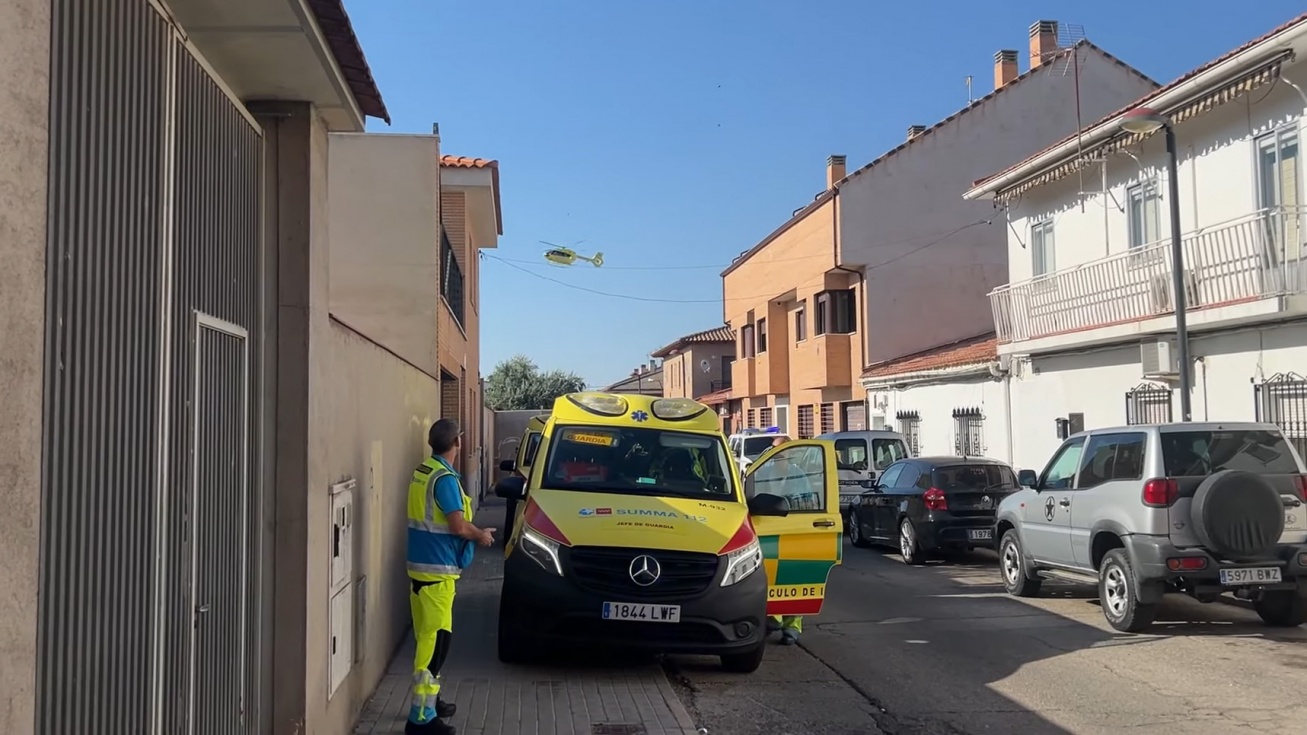La ambulancia y el helicóptero del Servicio de Emergencias 112 de la Comunidad de Madrid, ayer en Ciempozuelos