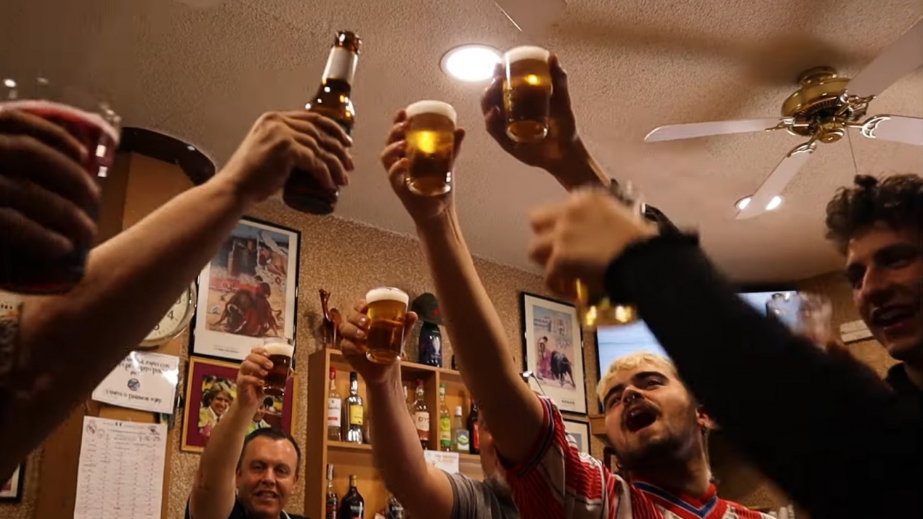 Fotograma del videoclip "Yo soy de bar".