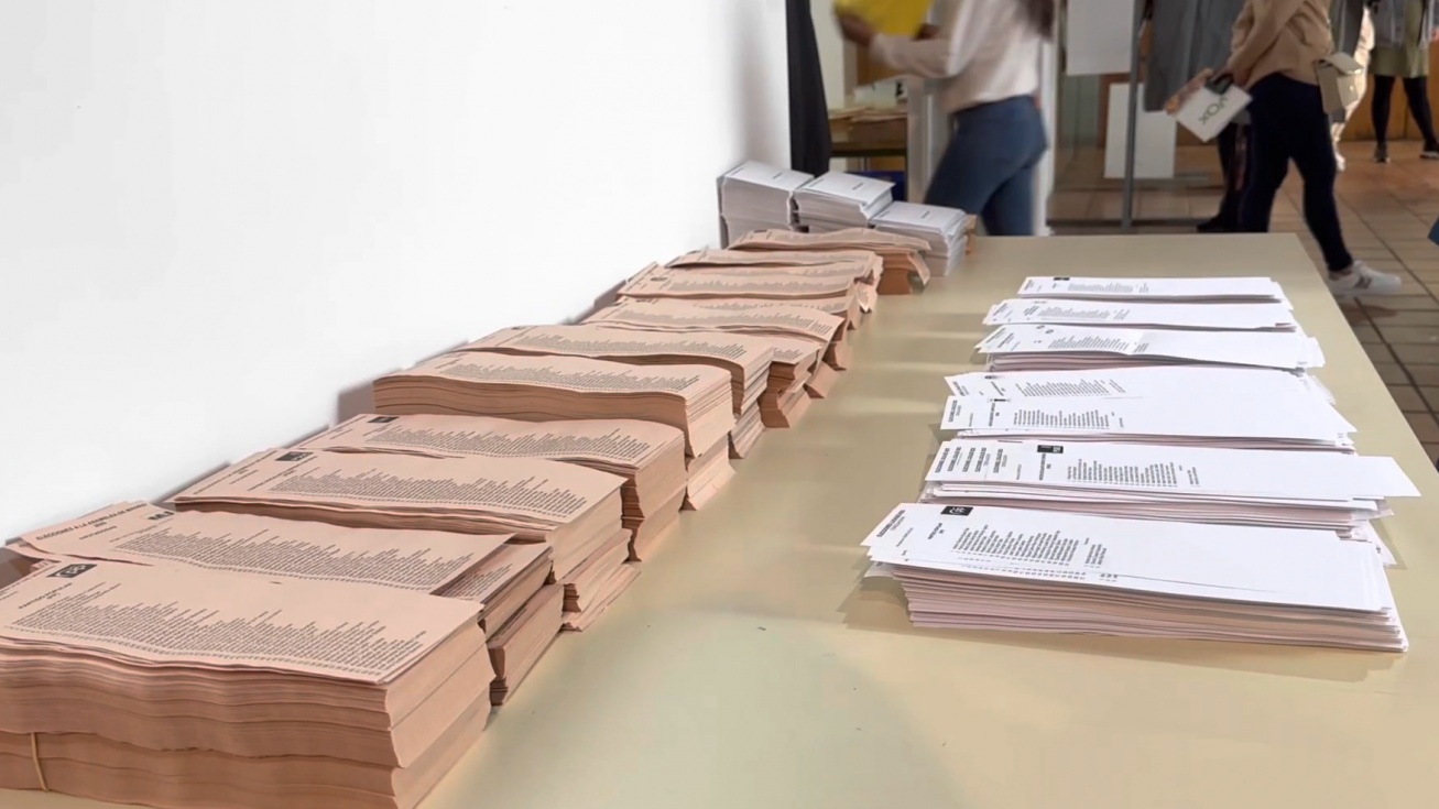 Papeletas en un colegio electoral de Ciempozuelos.