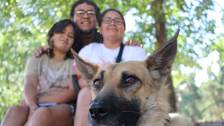 La familia junto a Nawall, en primer plano | El Refugio