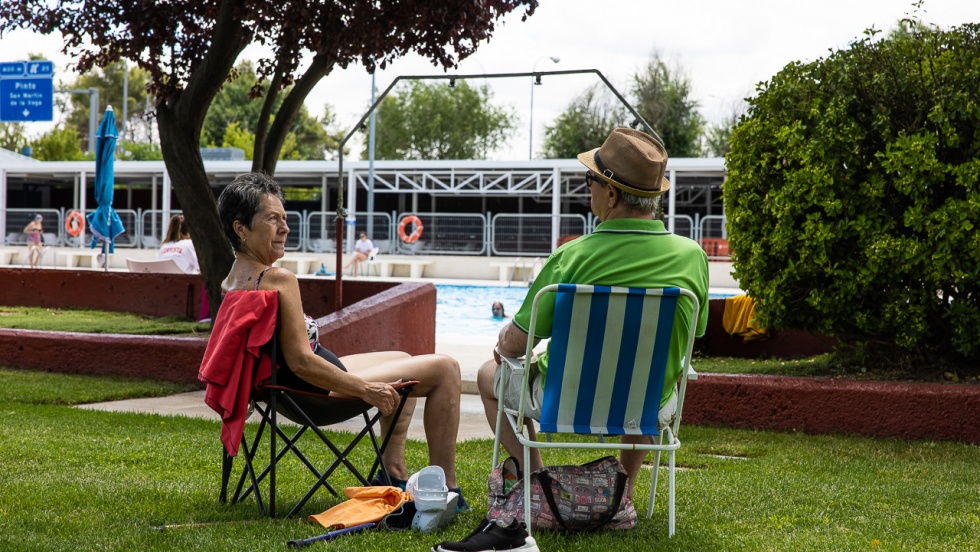 Dos vecinos en la comida de mayores celebrada el pasado verano en la piscina de Pinto.