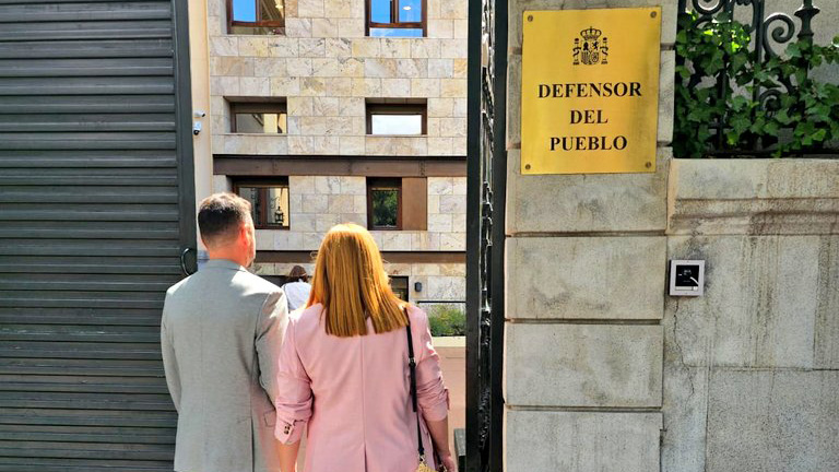 Los concejales Sergio Neira y Sonia Azuara en la sede del Defensor del Pueblo.
