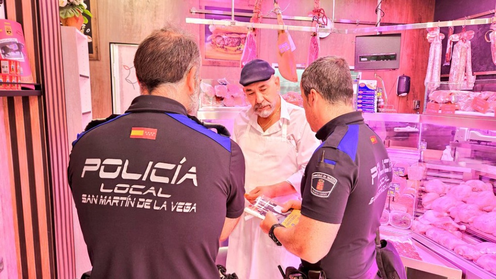 Dos agentes de la Policía Local en su visita a uno de los comercios de la localidad.