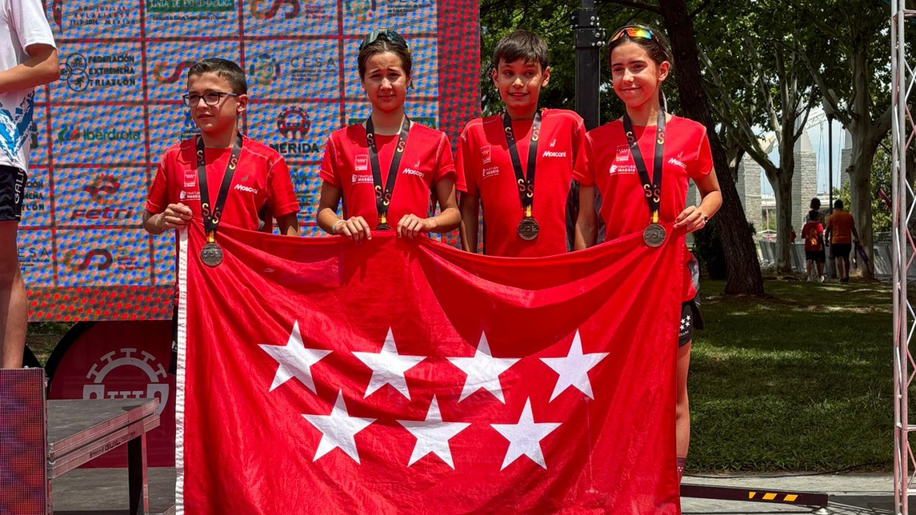 Carla y Lara en el podio junto a sus compañeros de equipo.