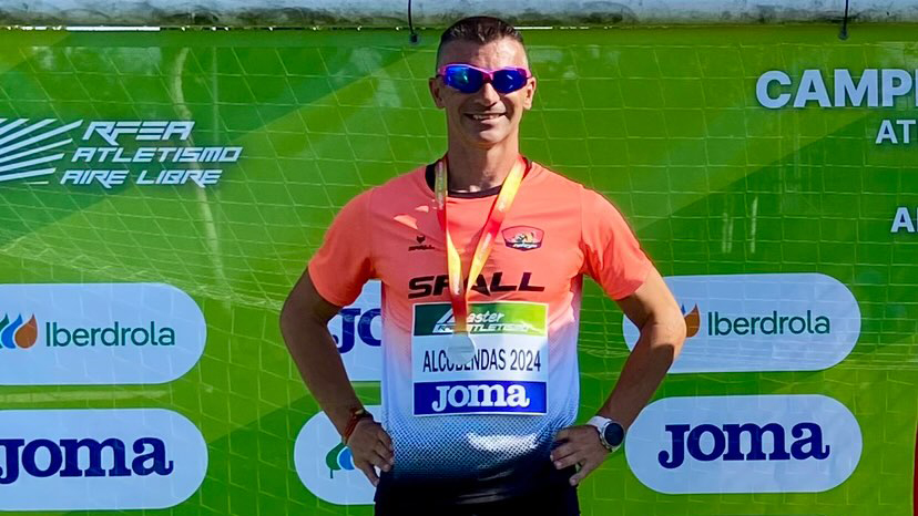 Jonathan Orozco en el podio con su medalla de plata.