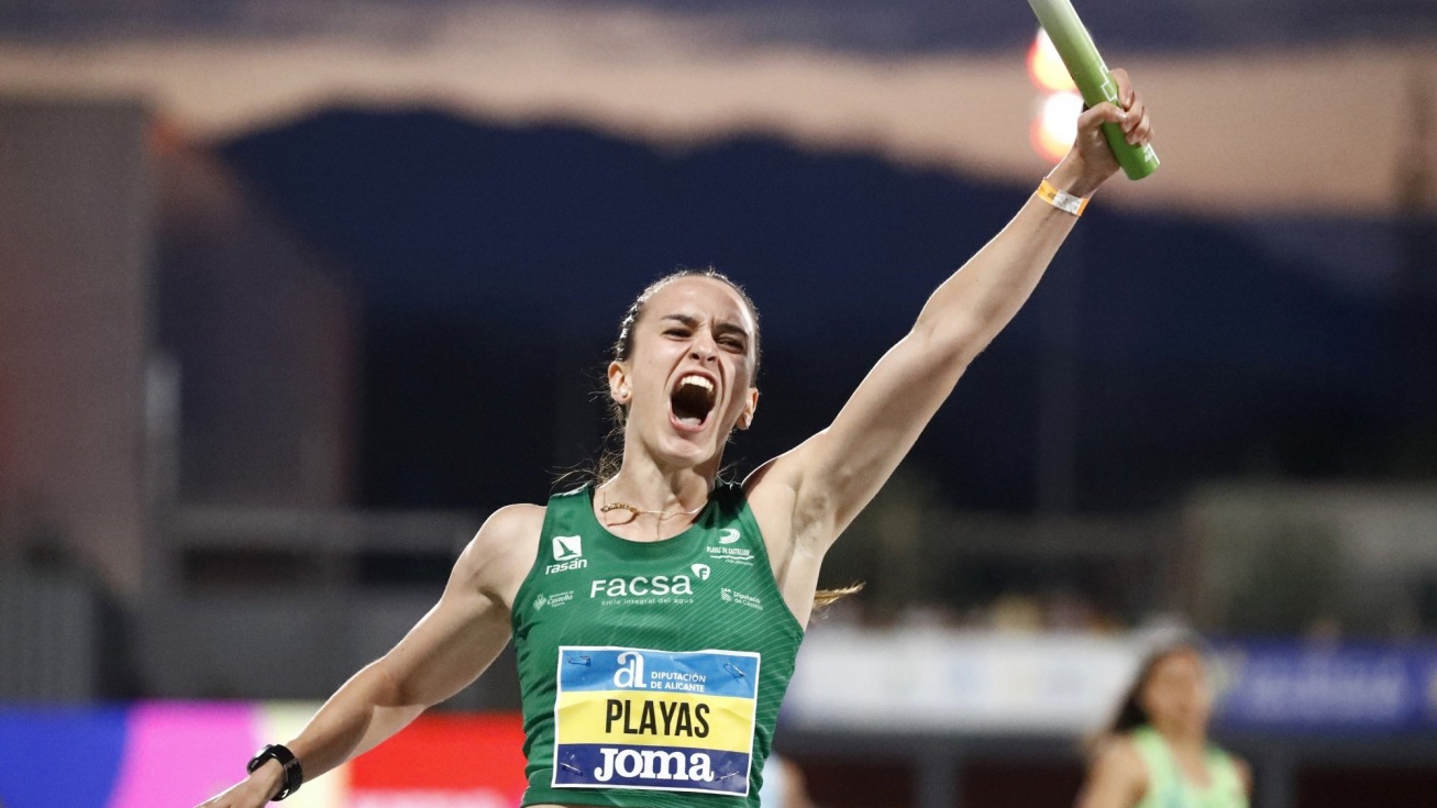 Esther Navero llegando a la meta con el testigo en la mano | Real Federación Española de Atletismo