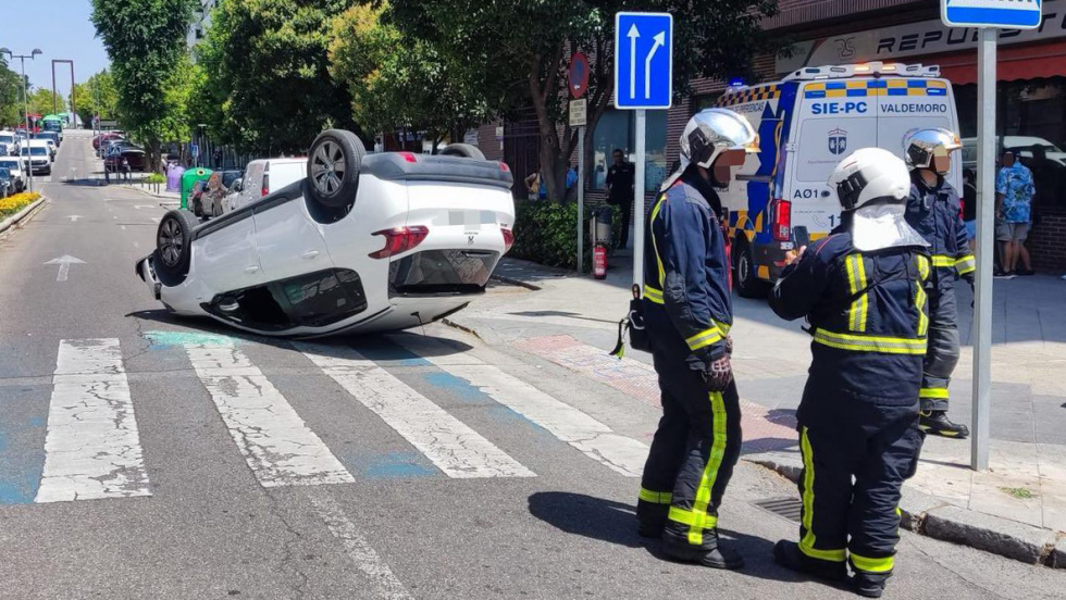 El coche volcado en la avenida de Andalucía | Policía Local de Valdemoro