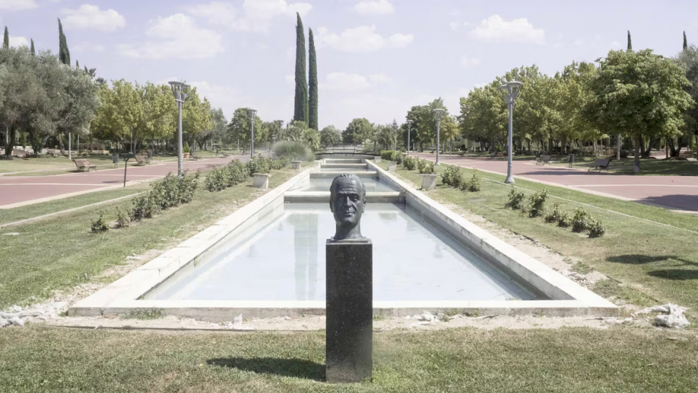 Busto de Juan Carlos I en el parque.