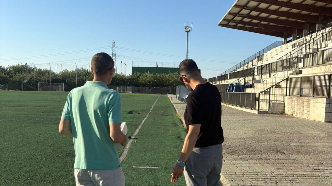 Visita al campo del técnico de la empresa y el arquitecto municipal, Manuel Carmona.
