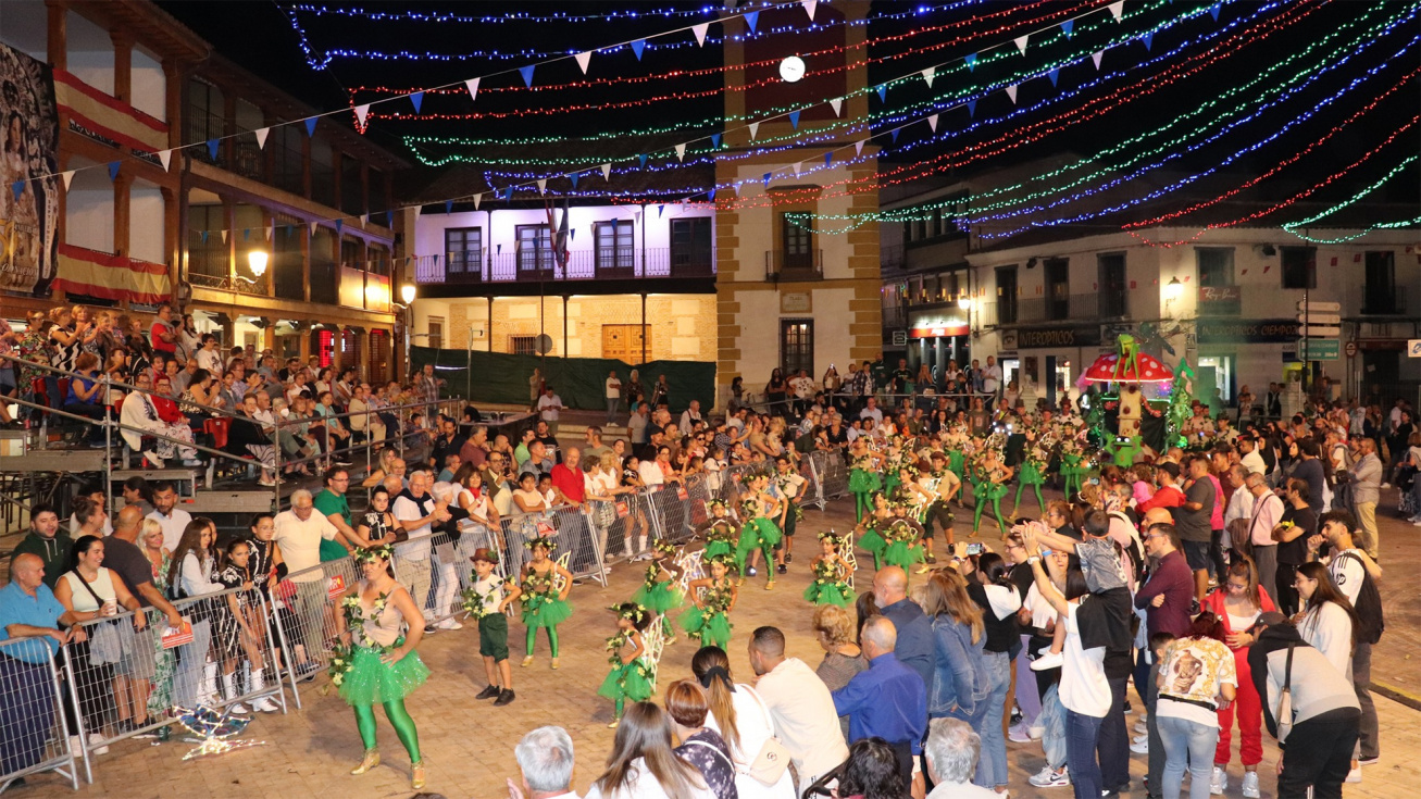 Desfile de carrozas y pasacalles en las fiestas de 2024.