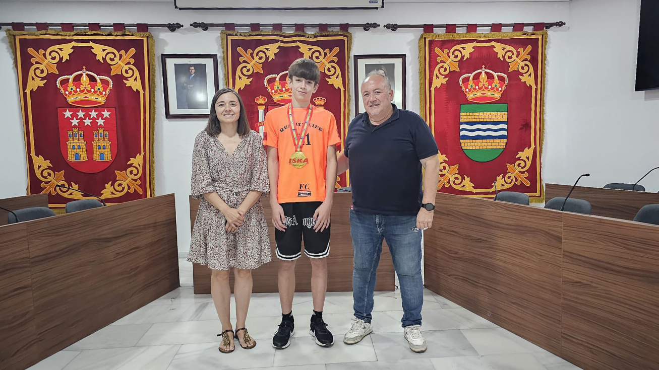 Samuel con la alcaldesa y el concejal de Deportes.