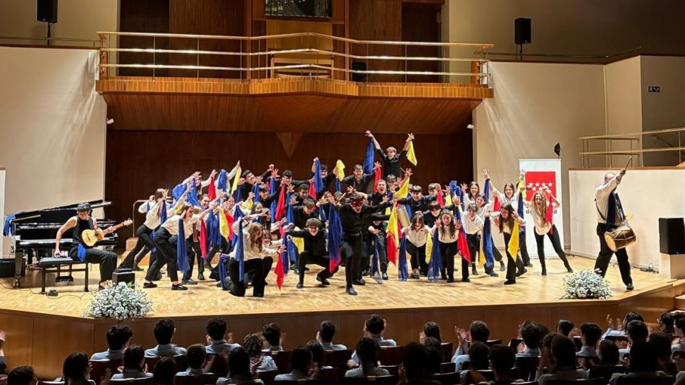Actuación de Voces para la Convivencia en el certamen.