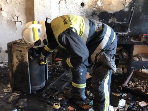 Bomberos en la vivienda incendiada de Ciempozuelos.450