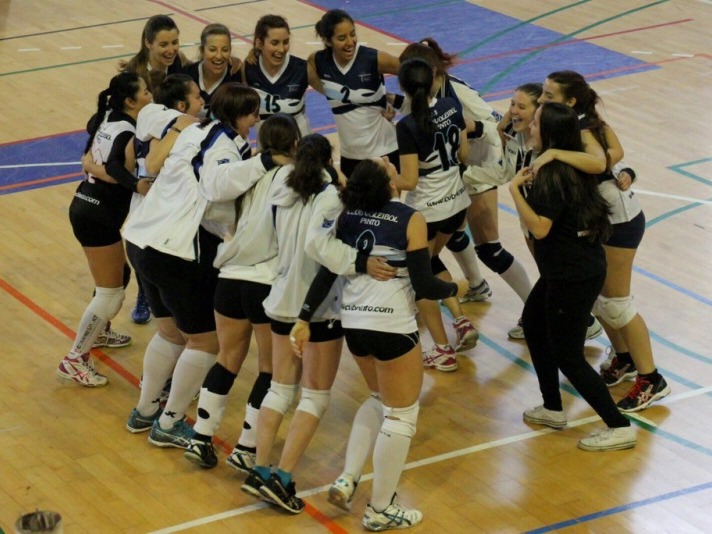 Celebración de jugadoras del CV Pinto.