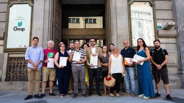 Miembros de la Plataforma contra la incineradora en Madrid sur presentando las alegaciones.