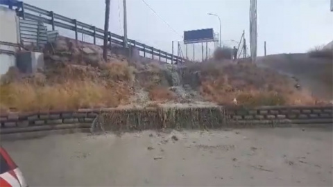 El camino de San Antón (Pinto) se anegó con el agua recibida desde la A4