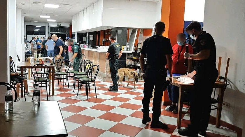 Policía y Guardia Civil inspeccionan establecimientos hosteleros de San Martín de la Vega para confirmar que se cumplen las medidas sanitarias frente al covid.