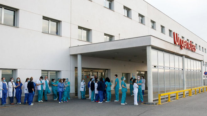 Personal del Hospital de Valdemoro, en las puertas del centro.