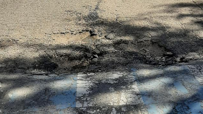 Estado del asfalto en una calle de Ciempozuelos.