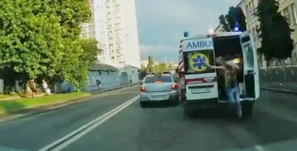 Imagen de un enfermo saltando de una ambulancia hace dos años. Publicada en alachondeo.net.