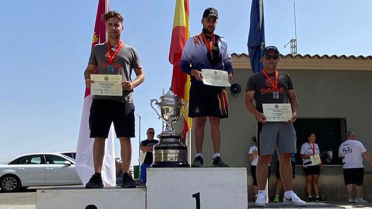 Álvaro Gormaz, junto al resto de medallistas, en el podio de la Copa de España de Foso Olímpico 2022.