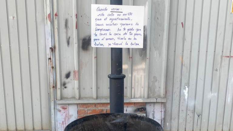 Cartel colocado por un vecino en la calle Dulcinea.