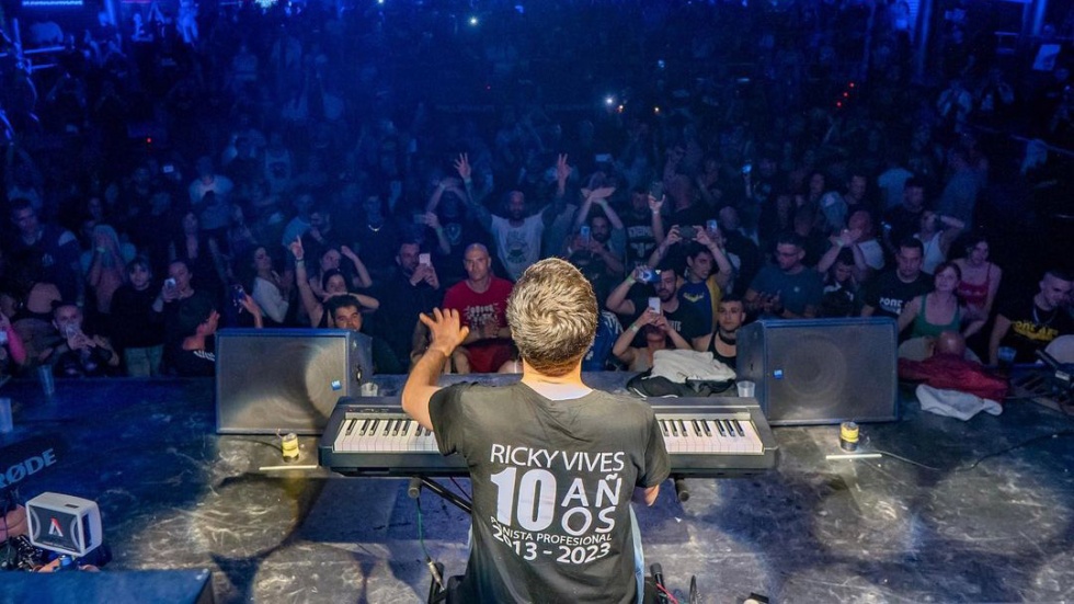 El pianista Ricky Vives, en uno de sus bolos.