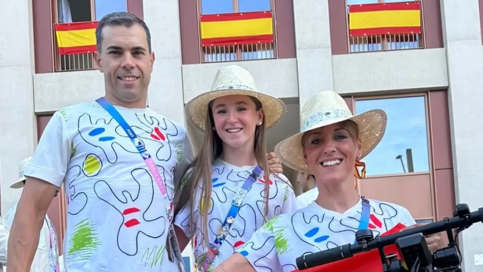 Andrea y Eva junto a Ángel Salamanca, entrenador de ambas, en la ceremonia de inauguración.