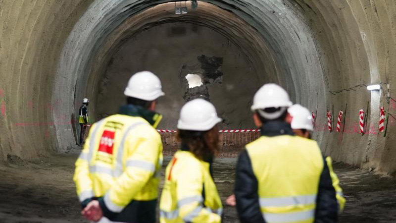 La presidenta de la Comunidad de Madrid, Isabel Díaz Ayuso, en su última visita a las obras.