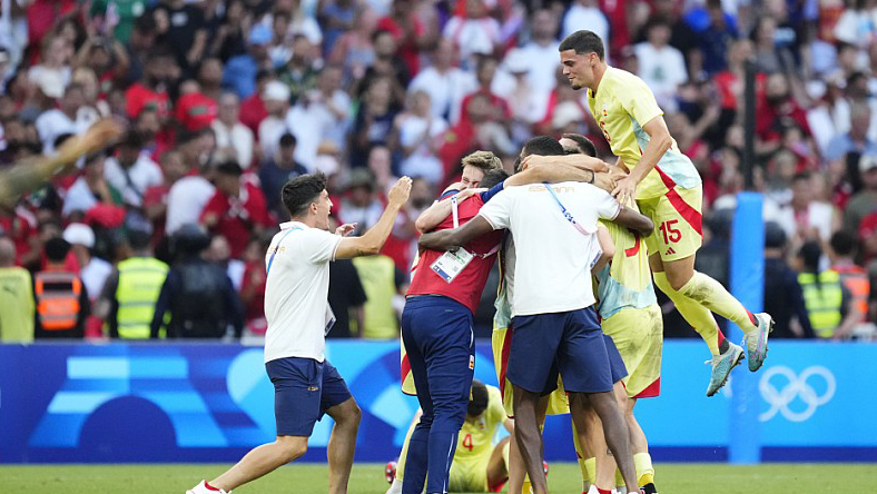 Miguel celebra con sus compañeros el segundo gol de España en la semifinal.