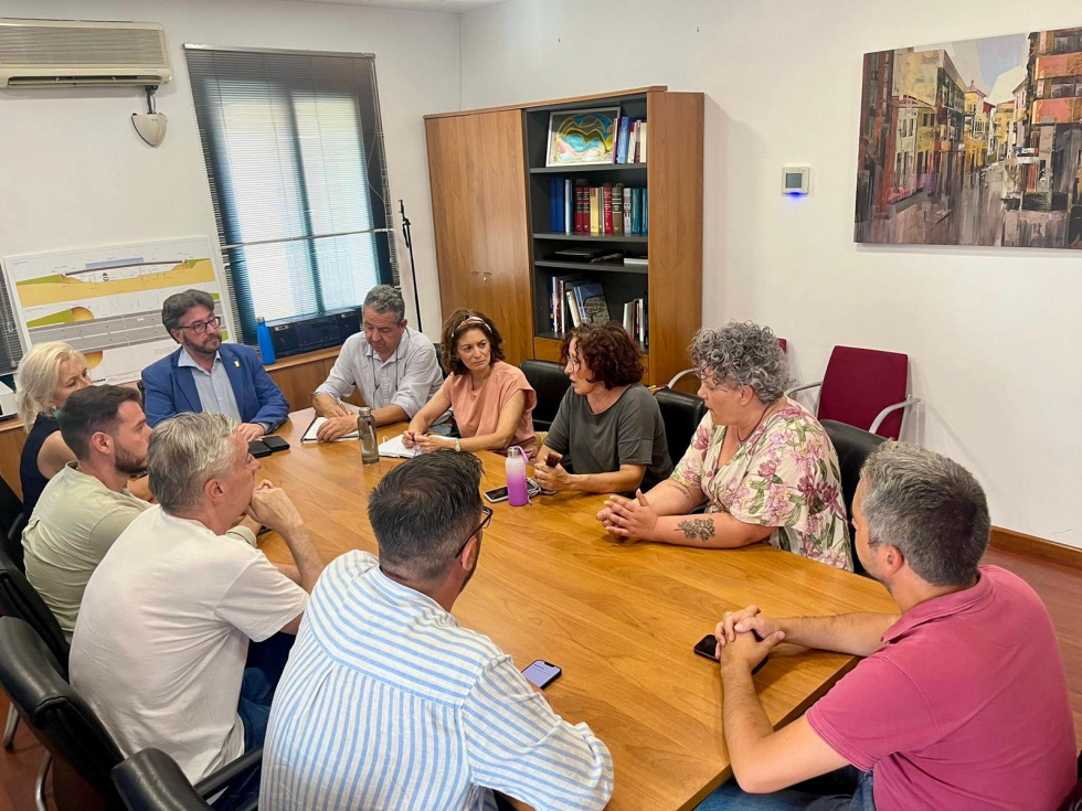 Reunión entre AMP y la corporación municipal pinteña.