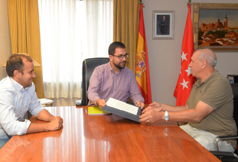 Reunión del alcalde y el concejal con el director del CDCM, Juan Carlos Ballestero/ Ayto. Pintos