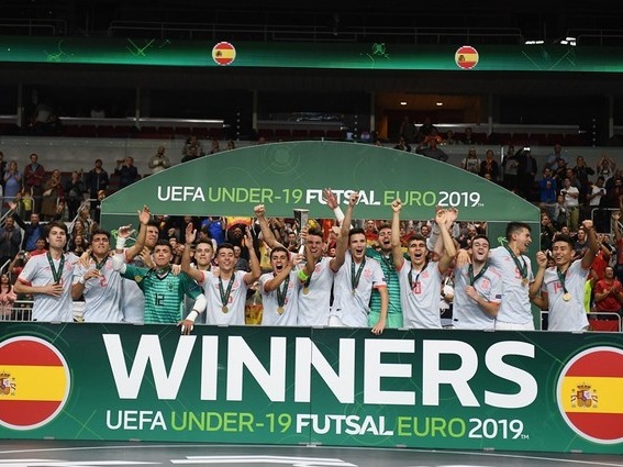 Los jugadores españoles celebraron el título por todo lo alto.