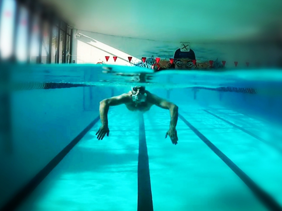 Héctor Ramírez en la piscina municipal de Pinto.