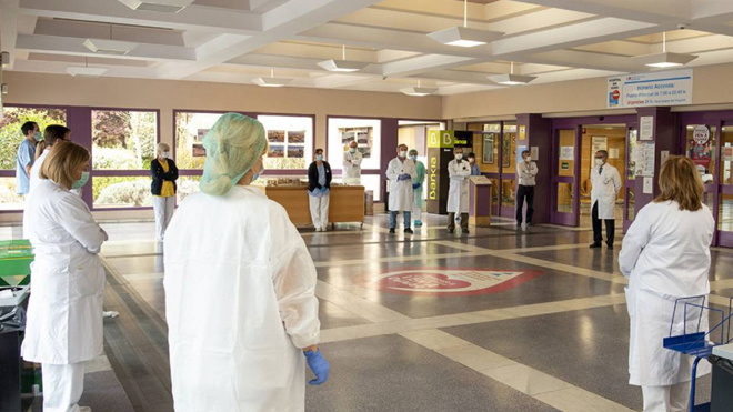Médicos del hosital de Getafe durante un minuto de silencio por las víctimas de covid.