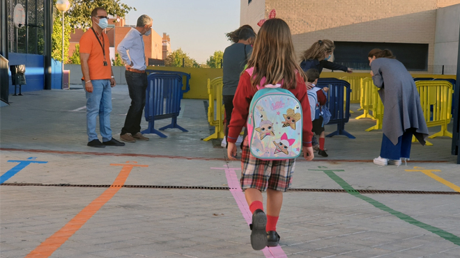 Una niña en el colegio Hélicon en su primer día de clase. Foto de la página de Facebook del centro