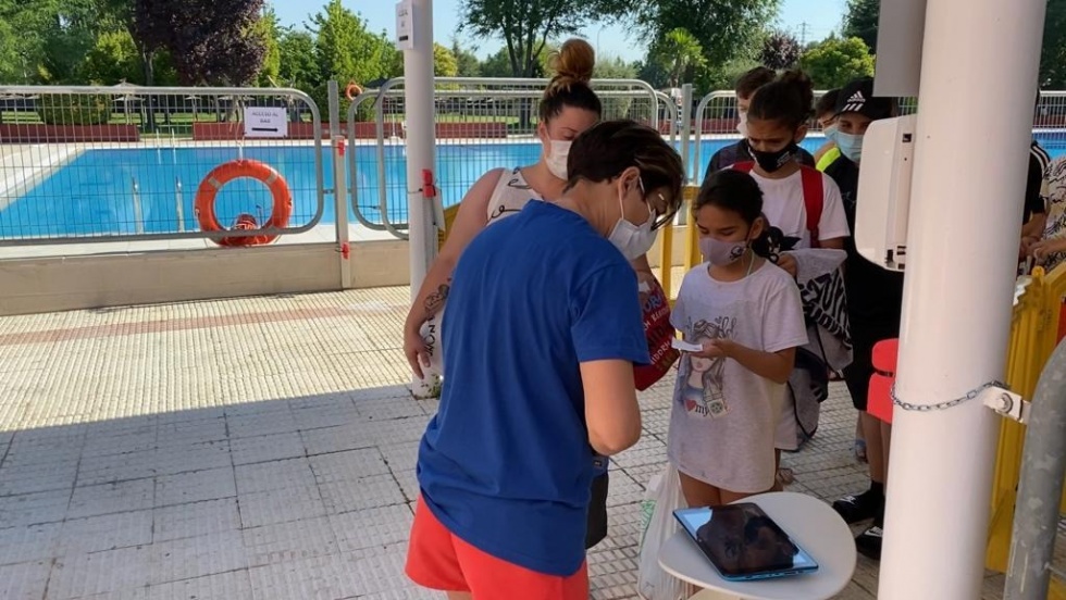 Vecinos accediendo a la piscina de Pinto.
