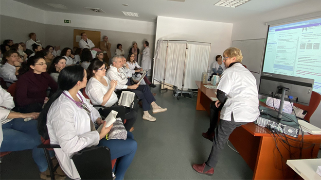 Equipo sanitario del centro de salud El Restón en una reunión sobre el protocolo de actuación ante la COVID-19.
