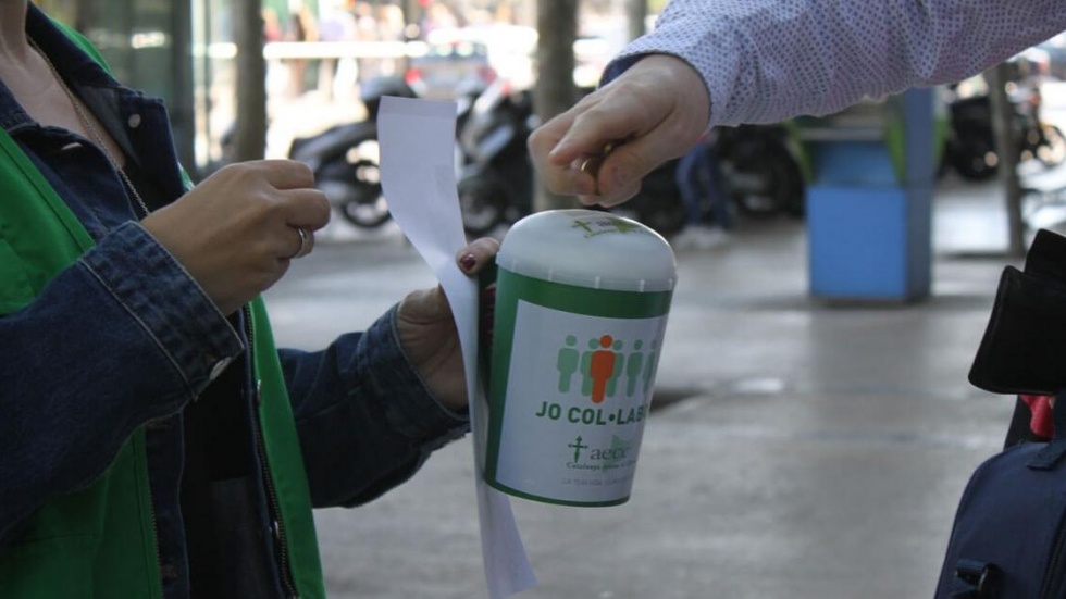 Una mujer colabora con la AECC | Archivo.