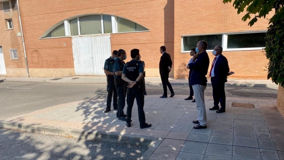 Agentes de la Guardia Civil junto a miembros de la nueva junta directiva del Atlético de Pinto | Archivo.