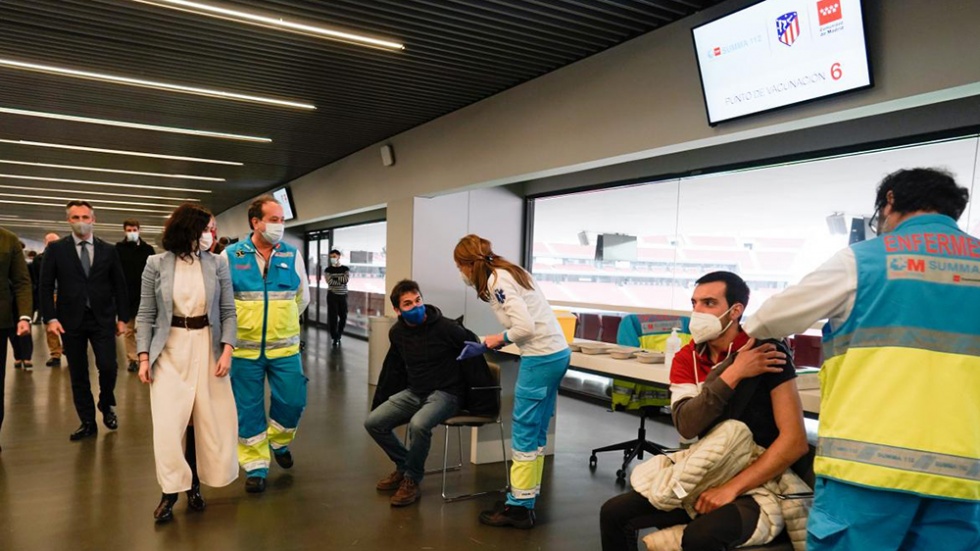 Ayuso supervisa la vacunación en el Wanda Metropolitano | Comunidad de Madrid