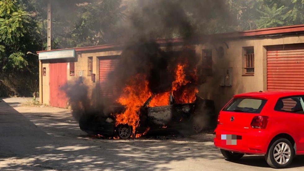 Vehículo ardiendo en el paseo del Matadero | Policía Local de Valdemoro