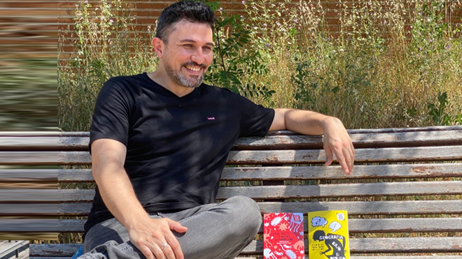 Valentín Coronel con dos de sus novelas de la colección "Tu opinión divergente".