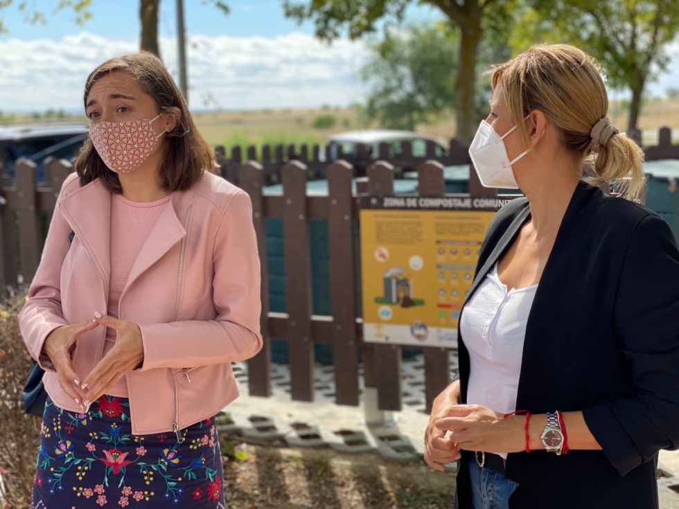La alcaldesa de Ciempozuelos, Raquel Jimeno, (izq) y la concejala de Medio Ambiente, Marta Ávila (drch).
