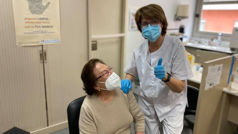 Una de las primeras valdemoreñas vacunadas contra el covid en el centro de salud de El Restón de Valdemoro.
