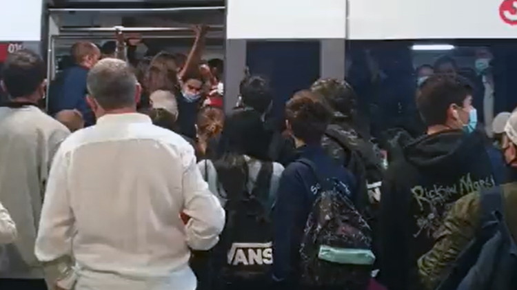 Los vecinos de Valdemoro no pueden subir al tren a las 7.50 tras esperar casi una hora.