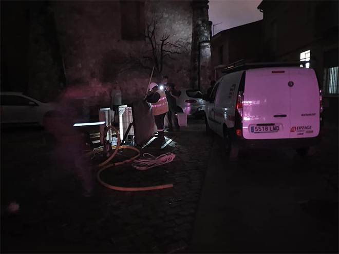 Operarios arreglando la incidencia que provocó el apagón en San Martín de la Vega. Operarios arreglando la incidencia que provocó el apagón en San Martín de la Vega.