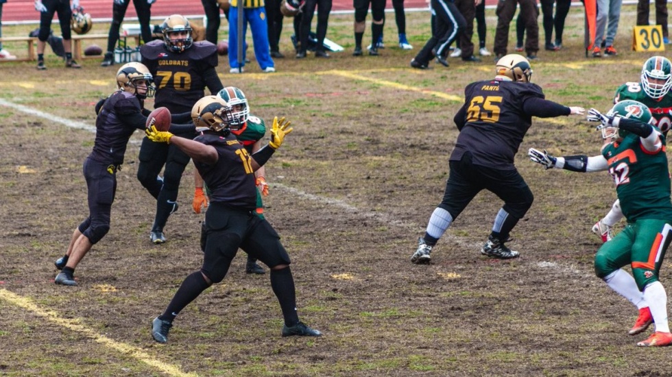 El equipo de fútbol americano Pinto GoldBats durante un partido.